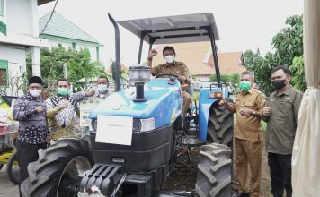Wabup Farhan Serahkan Bantuan Alsintan Kepada Kelompok Tani