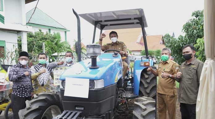 Wabup Farhan Serahkan Bantuan Alsintan Kepada Kelompok Tani