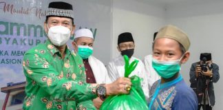Wabup Ketapang Serahkan Infak Sedekah Lazisnu Kepada Anak Yatim Piatu