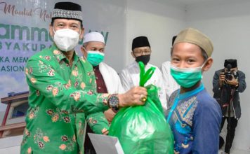 Wabup Ketapang Serahkan Infak Sedekah Lazisnu Kepada Anak Yatim Piatu