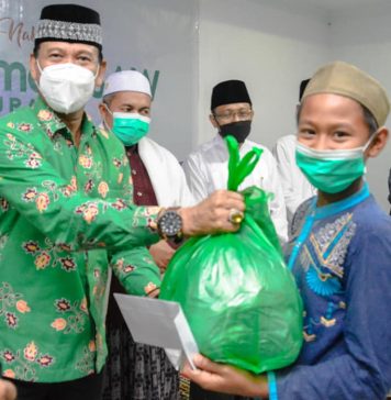 Wabup Ketapang Serahkan Infak Sedekah Lazisnu Kepada Anak Yatim Piatu