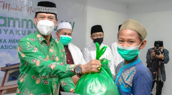 Wabup Ketapang Serahkan Infak Sedekah Lazisnu Kepada Anak Yatim Piatu