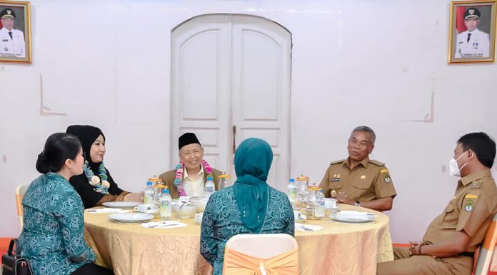Bupati dan Wakil Bupati Ketapang Sambut Kedatangan Mantan Wakil Presiden ke Sembilan RI H. Hamzah Haz