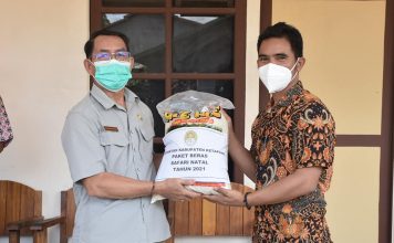 Safari Natal, Pemda Ketapang Serahkan Bantuan
