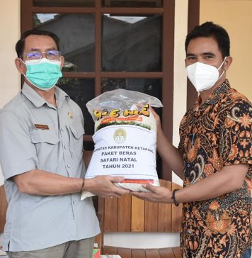 Safari Natal, Pemda Ketapang Serahkan Bantuan