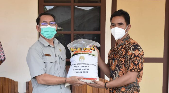 Safari Natal, Pemda Ketapang Serahkan Bantuan
