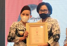 Bupati Karolin Mendapat Penghargaan Dari PB PGRI