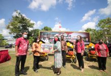 Bupati Landak Serahkan 160 Power Thresher ke Petani