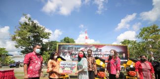 Bupati Landak Serahkan 160 Power Thresher ke Petani