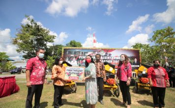Bupati Landak Serahkan 160 Power Thresher ke Petani