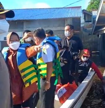 Tinjau Warga Terdampak Banjir di Sanggau Mensos Serahkan Bantuan