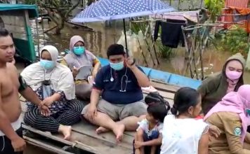 Gunakan Perahu Nakes Berikan Pelayanan Kesehatan Gratis Kepada Korban Banjir