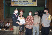 Sekda Ketapang Salurkan Bantuan Safari Natal dan Tinjau Pelaksanaan Vaksinasi