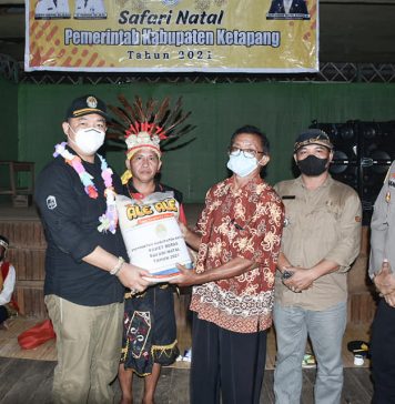 Sekda Ketapang Salurkan Bantuan Safari Natal dan Tinjau Pelaksanaan Vaksinasi
