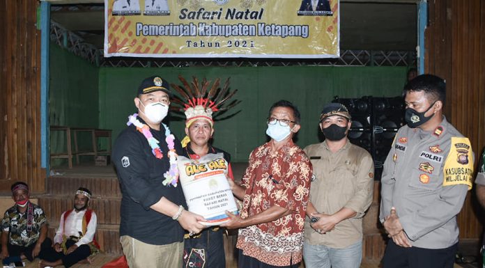 Sekda Ketapang Salurkan Bantuan Safari Natal dan Tinjau Pelaksanaan Vaksinasi