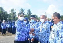 Bupati Ketapang Serahkan Nilai Pelayanan Publik Saat Pimpin Apel Gabungan