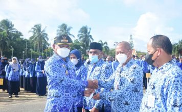 Bupati Ketapang Serahkan Nilai Pelayanan Publik Saat Pimpin Apel Gabungan