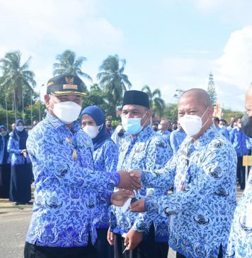 Bupati Ketapang Serahkan Nilai Pelayanan Publik Saat Pimpin Apel Gabungan