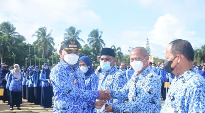 Bupati Ketapang Serahkan Nilai Pelayanan Publik Saat Pimpin Apel Gabungan