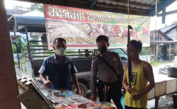 Ops Pekat Kapus Polsek Menyuke Datangi Pedagang Petasan di Pasar Darit