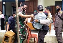 Aksi Heroik Bhabinkamtibmas Polsek Meranti Gendong Penyandang Disabilitas Ikuti Vaksinasi COVID-19