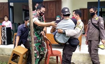 Aksi Heroik Bhabinkamtibmas Polsek Meranti Gendong Penyandang Disabilitas Ikuti Vaksinasi COVID-19