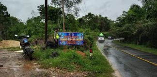 Tekan Angka Lakalantas, Polsek Mempawah Hulu Pasang Spanduk Keselamatan Berlalu Lintas