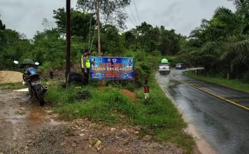 Tekan Angka Lakalantas, Polsek Mempawah Hulu Pasang Spanduk Keselamatan Berlalu Lintas