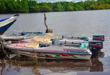 Bupati Ketapang Serahkan Dua Unit Speed Boat ke Desa Pasaguan Kanan dan Pematang Gadong