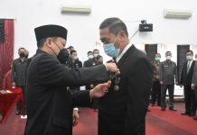 132 PNS Landak Terima Tanda Kehormatan Satyalancana Karya Satya