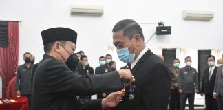 132 PNS Landak Terima Tanda Kehormatan Satyalancana Karya Satya