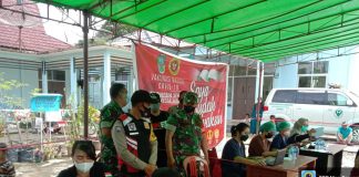 Warga Antusias Ikuti Vaksinasi di Karangan, TNI Polri Beri Pengamanan