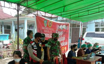 Warga Antusias Ikuti Vaksinasi di Karangan, TNI Polri Beri Pengamanan