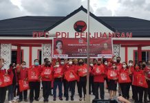 Ketua DPD PDI Perjuangan Kalbar Lasarus Serahkan Bantuan Tali Asih Beras Dari Puan Maharani