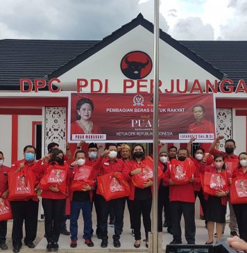 Ketua DPD PDI Perjuangan Kalbar Lasarus Serahkan Bantuan Tali Asih Beras Dari Puan Maharani