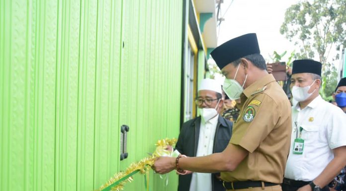 Wabup Ketapang Resmikan Unit Usaha Pondok Pesantren Mambaul Khairat