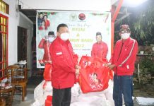 Reses di Kota Singkawang dan Sambas, Cornelis Bagikan Paket Sembako