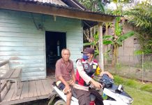 Dukung Percepatan Vaksinasi, Bhabinkamtibmas Polsek Ngabang Antar Jemput Lansia Ikuti Vaksin