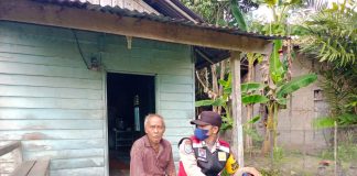 Dukung Percepatan Vaksinasi, Bhabinkamtibmas Polsek Ngabang Antar Jemput Lansia Ikuti Vaksin