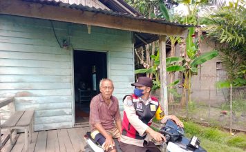 Dukung Percepatan Vaksinasi, Bhabinkamtibmas Polsek Ngabang Antar Jemput Lansia Ikuti Vaksin