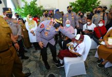 Tinjau Vaksinasi Serentak se-Indonesia, Kapolri Instruksikan Akselerasi ke Lansia dan Anak-Anak