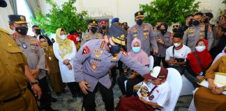 Tinjau Vaksinasi Serentak se-Indonesia, Kapolri Instruksikan Akselerasi ke Lansia dan Anak-Anak