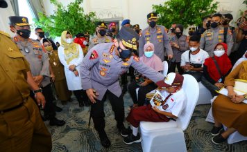 Tinjau Vaksinasi Serentak se-Indonesia, Kapolri Instruksikan Akselerasi ke Lansia dan Anak-Anak