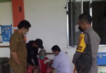 Kapolsek Mempawah Hulu Pantau Gerai Vaksin di Puskesmas Sompak