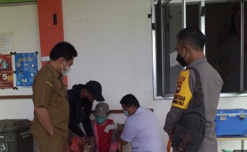 Kapolsek Mempawah Hulu Pantau Gerai Vaksin di Puskesmas Sompak