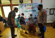 Sinergisitas Lantamal XII/Pontianak Bersama Pemkab Landak Gelar Vaksinasi Bagi Warga Sebangki