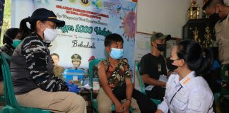 Bupati Landak Bersama Danlantamal Gelar Vaksinasi Lewati Jalur Sungai