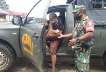 Gunakan Mobil Dinas, Babinsa Koramil Mempawah Hulu Bantu Antar Warga Pasca Melahirkan