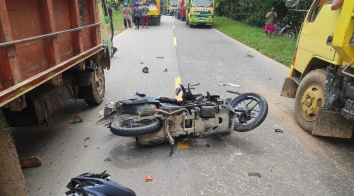 Salib Kendaraan Parkir, Pengendara Motor Tewas Dihantam Dump Truck Dari Arah Belawanan