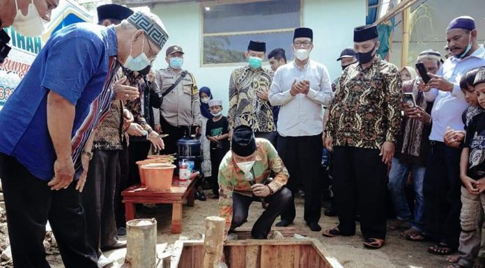 Wabup Ketapang Lakukan Peletakan Batu Pertama Pendirian Masjid Al- Fatihah